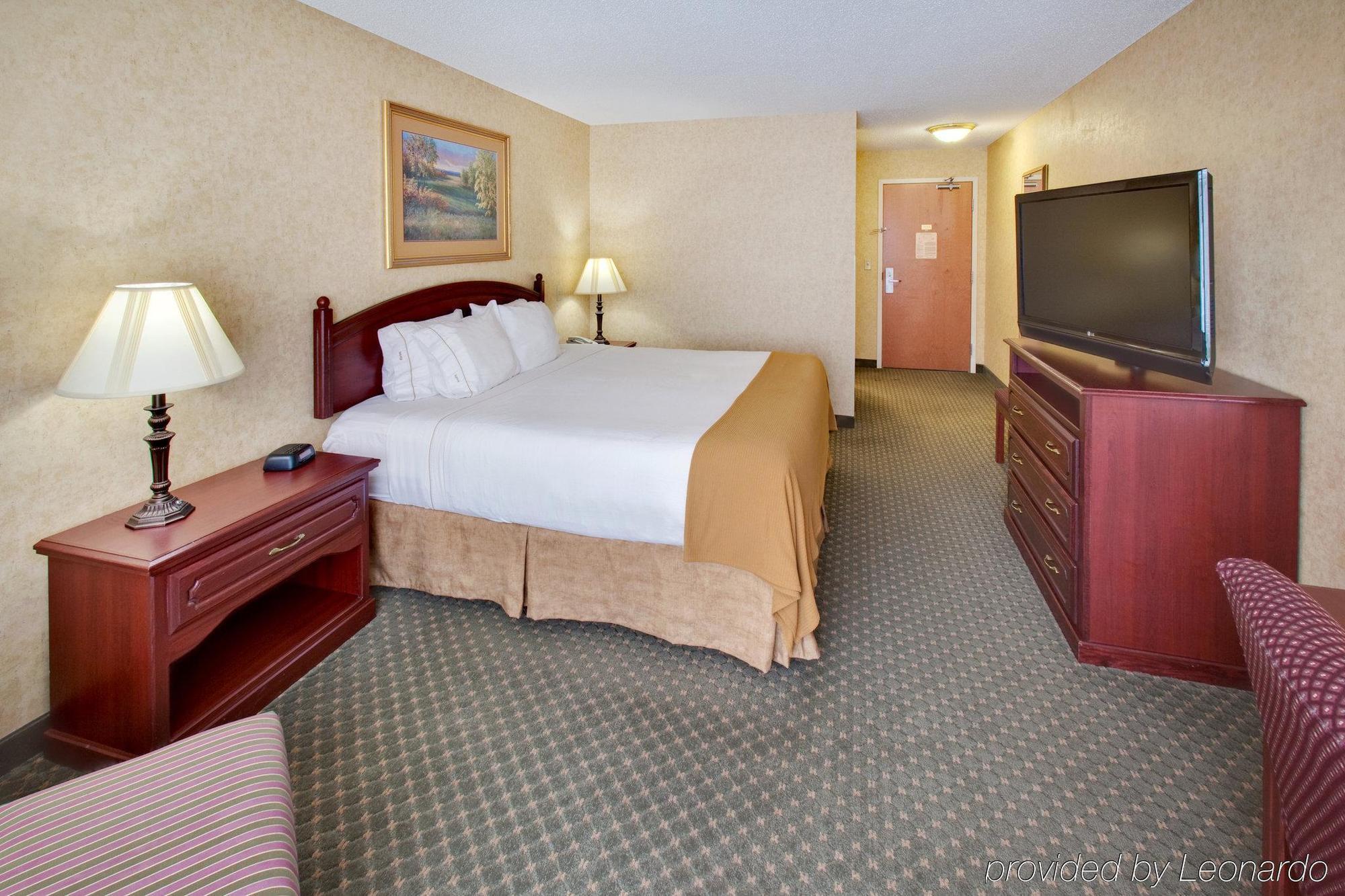 Holiday Inn Express Hotel & Suites Bismarck By Ihg חדר תמונה