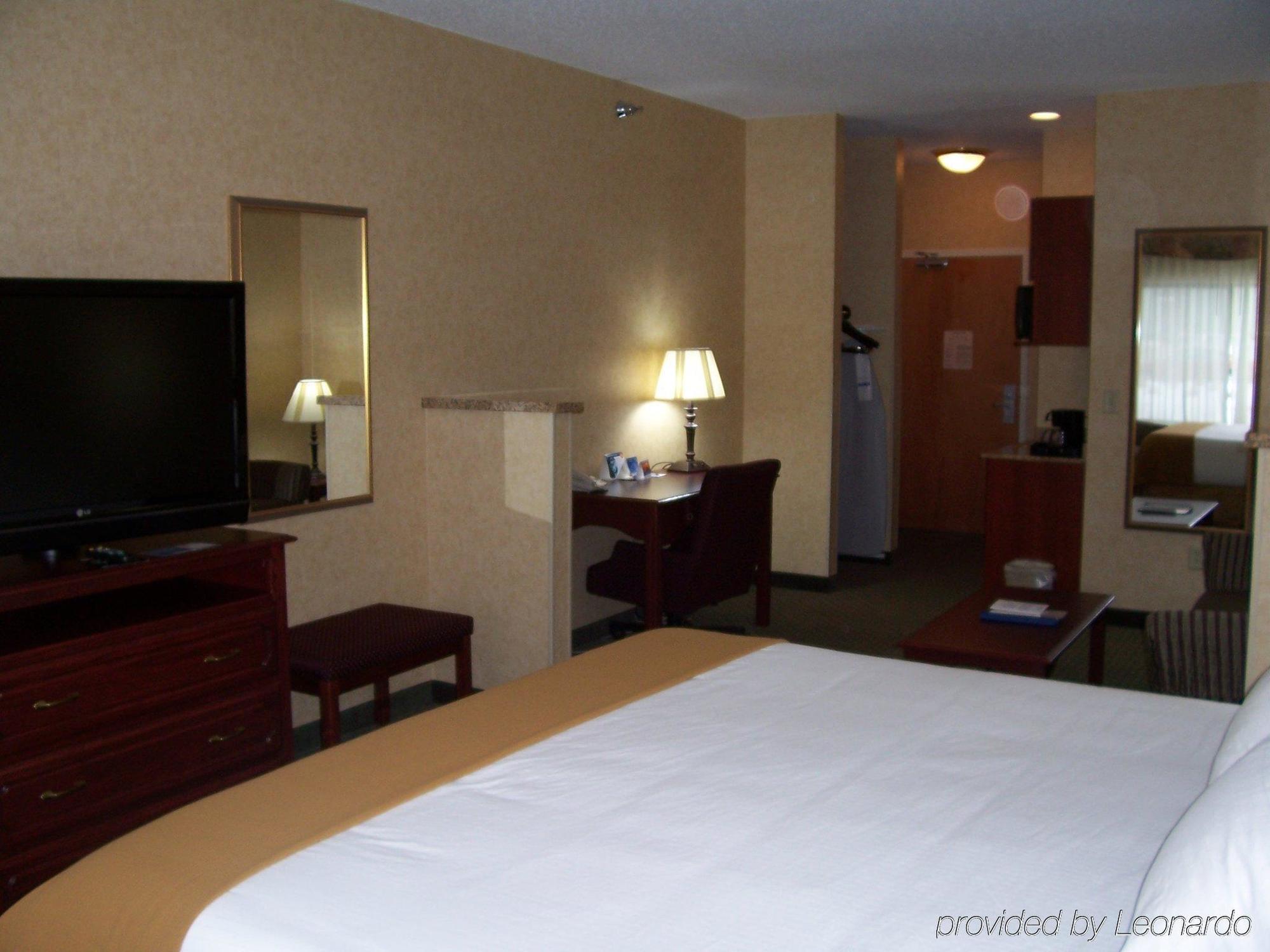 Holiday Inn Express Hotel & Suites Bismarck By Ihg חדר תמונה