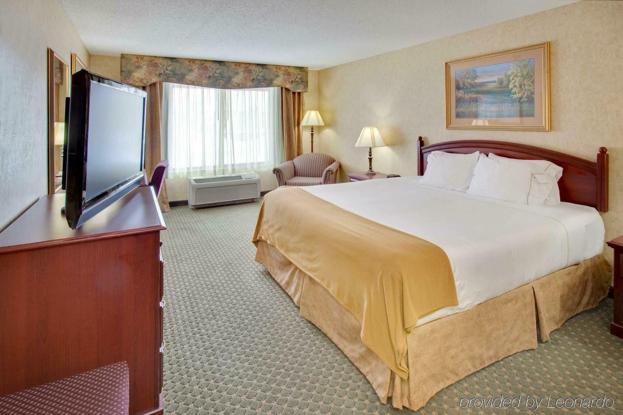 Holiday Inn Express Hotel & Suites Bismarck By Ihg חדר תמונה